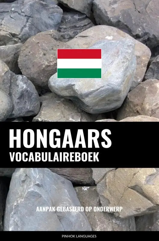 Hongaars vocabulaireboek met aanpak gebaseerd thema en hongaarse vlag op grijze stenen achtergrond