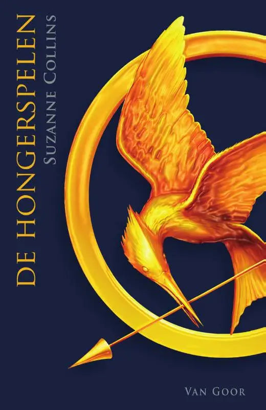 Gouden mockingjay-embleem met vogel in vlucht doorboord door pijl op donkerblauwe achtergrond voor suzanne collins de hongerspelen