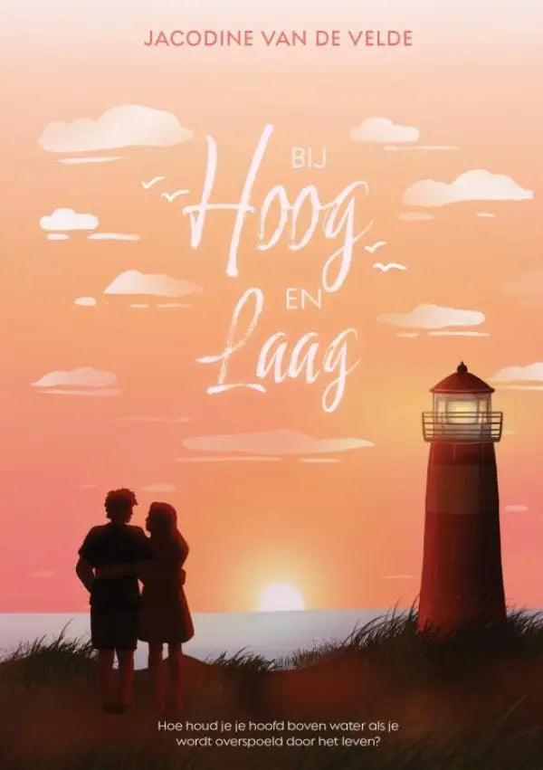 Boekcover van bij hoog en laag met een rode vuurtoren tegen een oranje zonsondergangshemel
