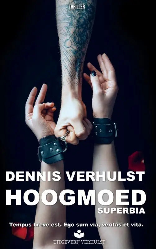 Zwarte leren handboeien met zilverkleurige metalen accenten van hoogmoed superbia voor veilige fixatie