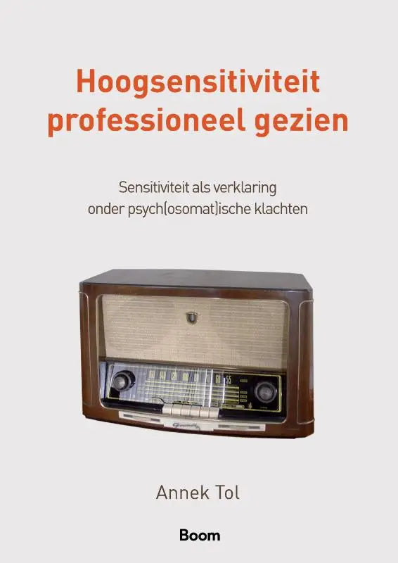 Vintage bruine houten radio met beige grille en zilverkleurig bedieningspaneel bij hoogsensitiviteit professioneel en psych osomatische klachten