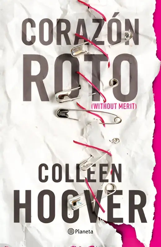 De boekencover van corazón roto van colleen hoover toont een gescheurd papier met veiligheidsspelden en rode draad