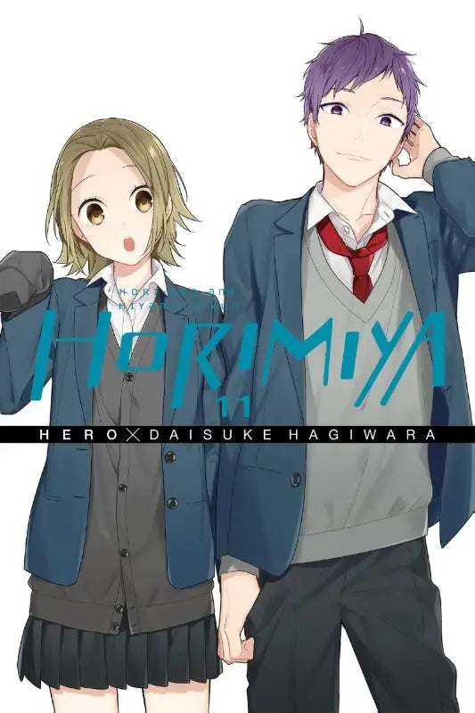 Mannelijke anime personage uit horimiya volume 11 draagt blauwe blazer met grijze vest en rode stropdas