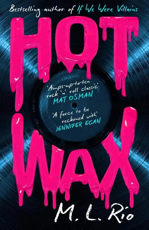 Roze druppelende letters spellen hot wax op een zwart vinylrecord voor een electric rock and roll verhaal