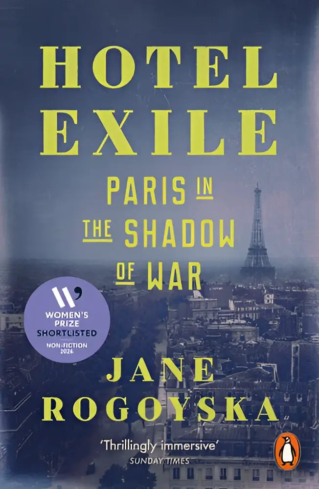 De boekcover van hotel exile parijs in de schaduw van oorlog door jane rogoyska met een blauwe en grijze stadssilhouet en eiffeltoren zichtbaar historische non-fictie
