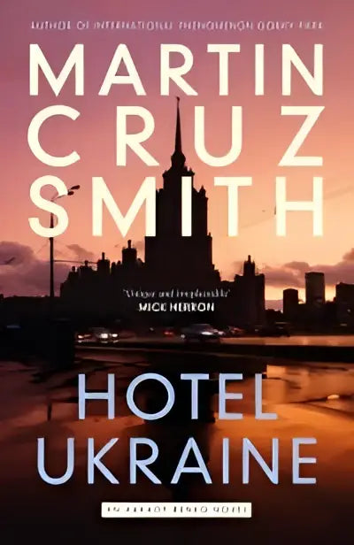 De boekomslag van hotel ukraine door martin cruz smith toont een donkere stadsachtergrond bij een oranje paarse zonsondergang voor een arkady renko novel