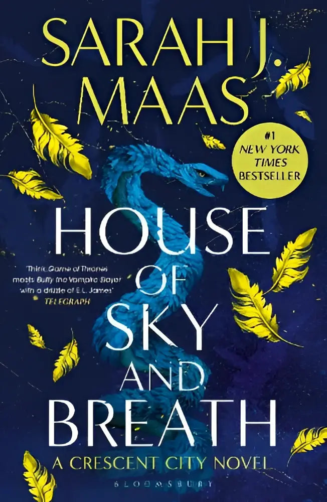 De boekomslag van house of sky and breath toont een blauwe draak met gouden veren tegen een marineblauwe achtergrond in de epic tweede crescent city serie