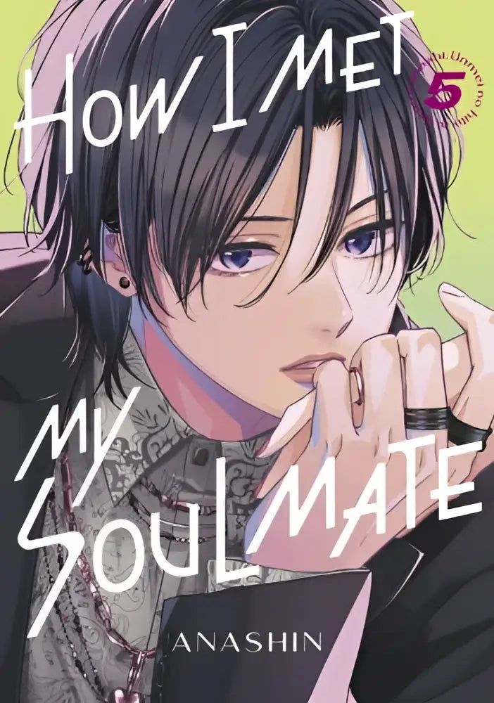 De cover van de manga How I Met My Soulmate 5 door Anashin toont een donkerharig animepersonage met paarse ogen en gedetailleerde tatoeages op de borst