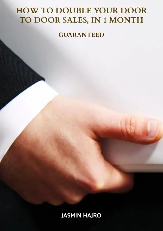 Een hand in zwart pak houdt een wit boek met gouden tekst over hoe je je deur aan deur verkoop binnen een maand kunt verdubbelen
