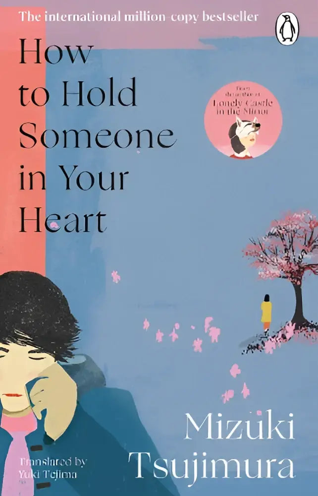De boekomslag van how to hold someone in your heart toont een persoon in donker kleding onder vallende roze bloemblaadjes op een blauwe achtergrond