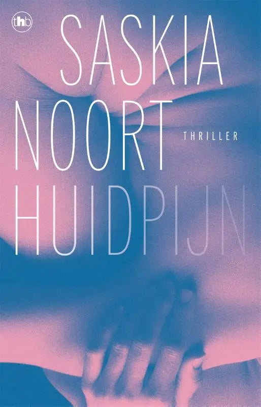 De boekcover van huidpijn door saskia noort toont de titel in witte letters op een blauwe en roze achtergrond