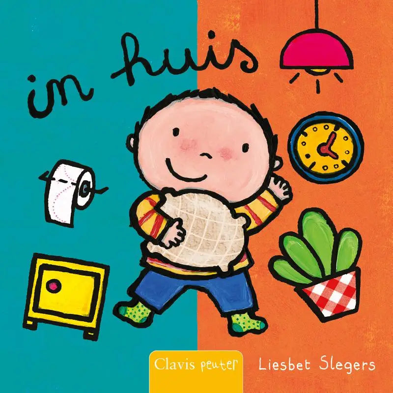 Cartoon baby in a geel en rood gestreept shirt houdt een beige, textuur kussen vast voor jonge lezers in huis