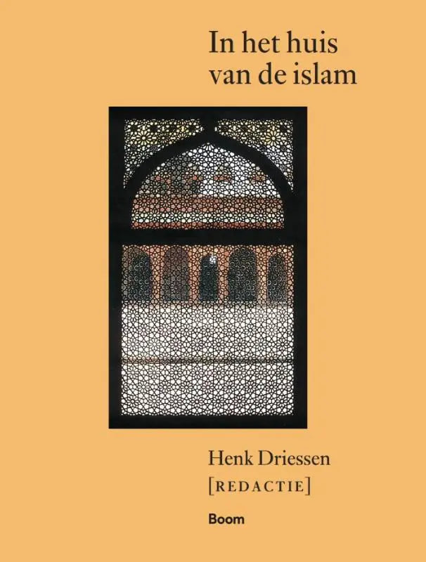 De boekcover van In het huis van de islam toont een zwart omlijnd geometrisch raam op oranje achtergrond van koninklijke boom uitgevers geschiedenis algemeen