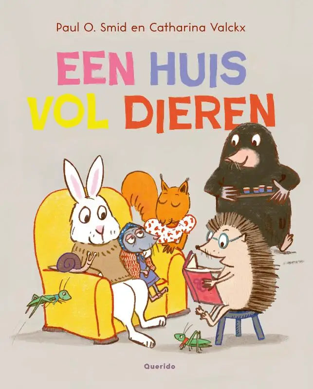 Gele fauteuil met zachte kussens en een wit konijn zittend, ideaal voor jonge lezers in een huis vol dieren