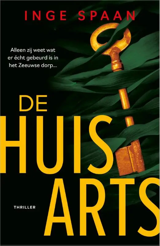 Een gouden sleutel met een sierlijk ontwerp, half verborgen door donkergroene bladeren, symboliseert wat zij weet van het écht gebeurd in het zeeuwse dorp