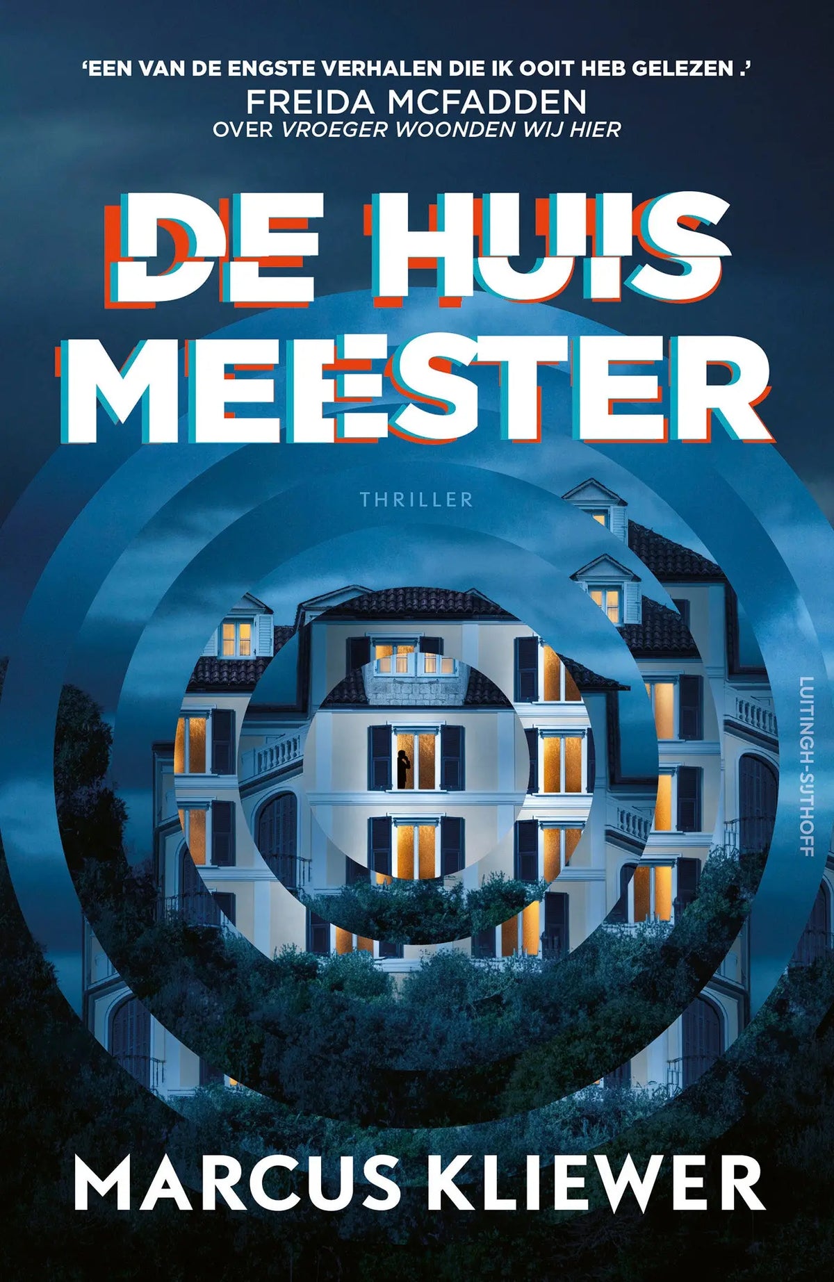 De cover van de thrillerroman de huismeester door marcus kliewer toont een wit herenhuis met verlichte ramen uitgever luitingh sijthoff