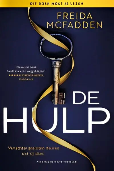De boekcover van de hulp door freida mcfadden toont een gouden sleutel met geel lint op een donkerblauwe achtergrond, psychologische thriller met korte hoofdstukken