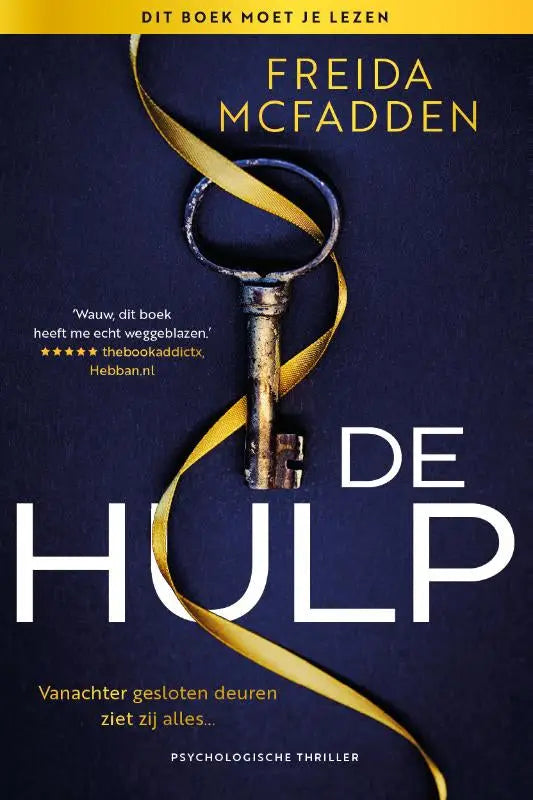 Een vintage stijl messing sleutel met een versleten antieke afwerking en fijne details voor freida mcfadden vanachter gesloten deuren ziet