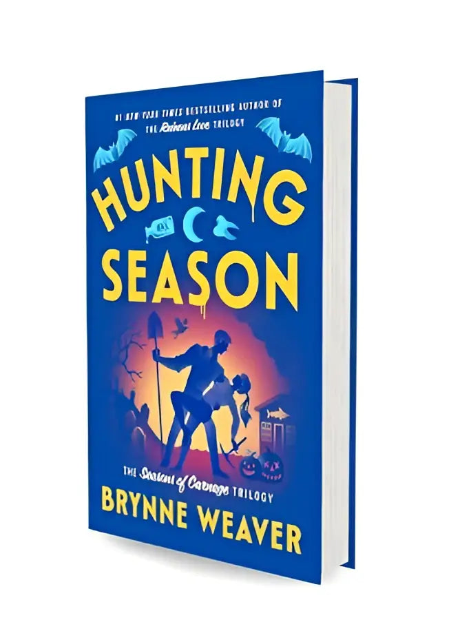 Blauw hardcover boek hunting season van brynne weaver met spooky illustratie van twee figuren en pompoenen in harvest season thema