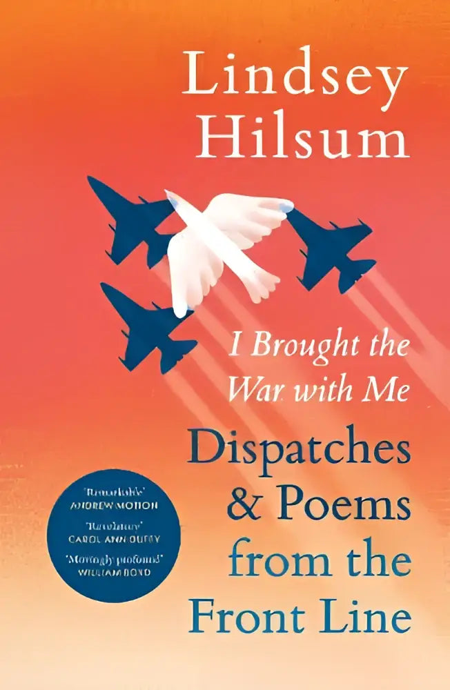Het boek cover van i brought the war with me toont een witte duif tussen donkerblauwe straaljagers tegen oranje-rode achtergrond