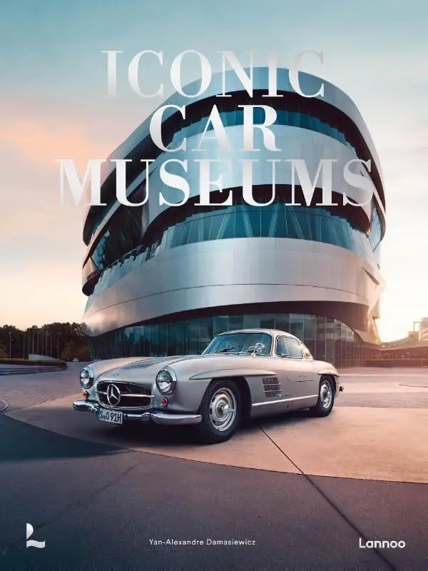 Zilveren 1950s mercedes-benz 300 sl gullwing met chromen accenten in iconisch auto museum yan-alexandre damasiewicz