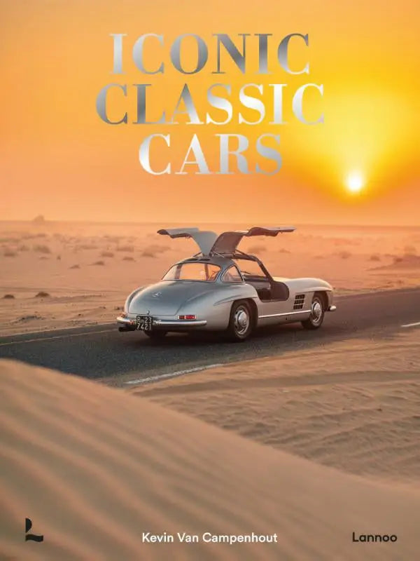 Zilveren mercedes-benz 300 sl gullwing met kenmerkende vleugeldeuren open tegen woestijnzonsondergang klassieke iconische auto