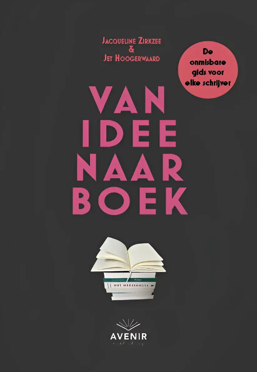 Open boek met witte pagina’s en lichtblauwe rug liggend op stapel boeken van idee naar boek