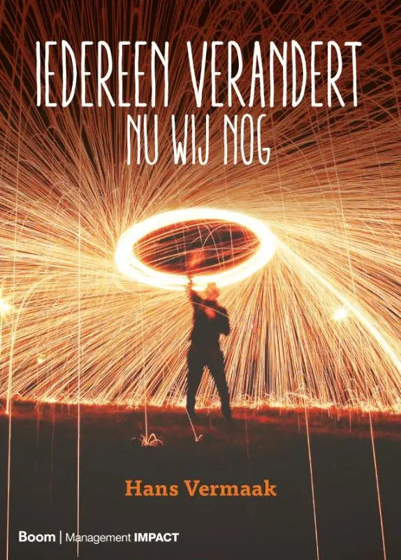 Boek cover van iedereen verandert met een persoon tegen oranje vonkenring door hans vermaak van koninklijke boom uitgevers