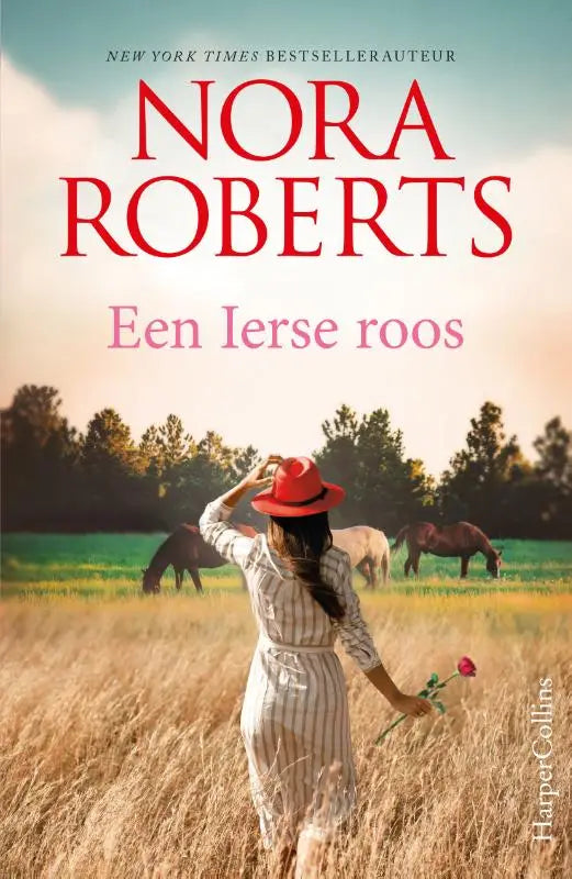 Vrouw in witte en grijze gestreepte jurk met rode hoed houdend een roze ierse roos in de hand