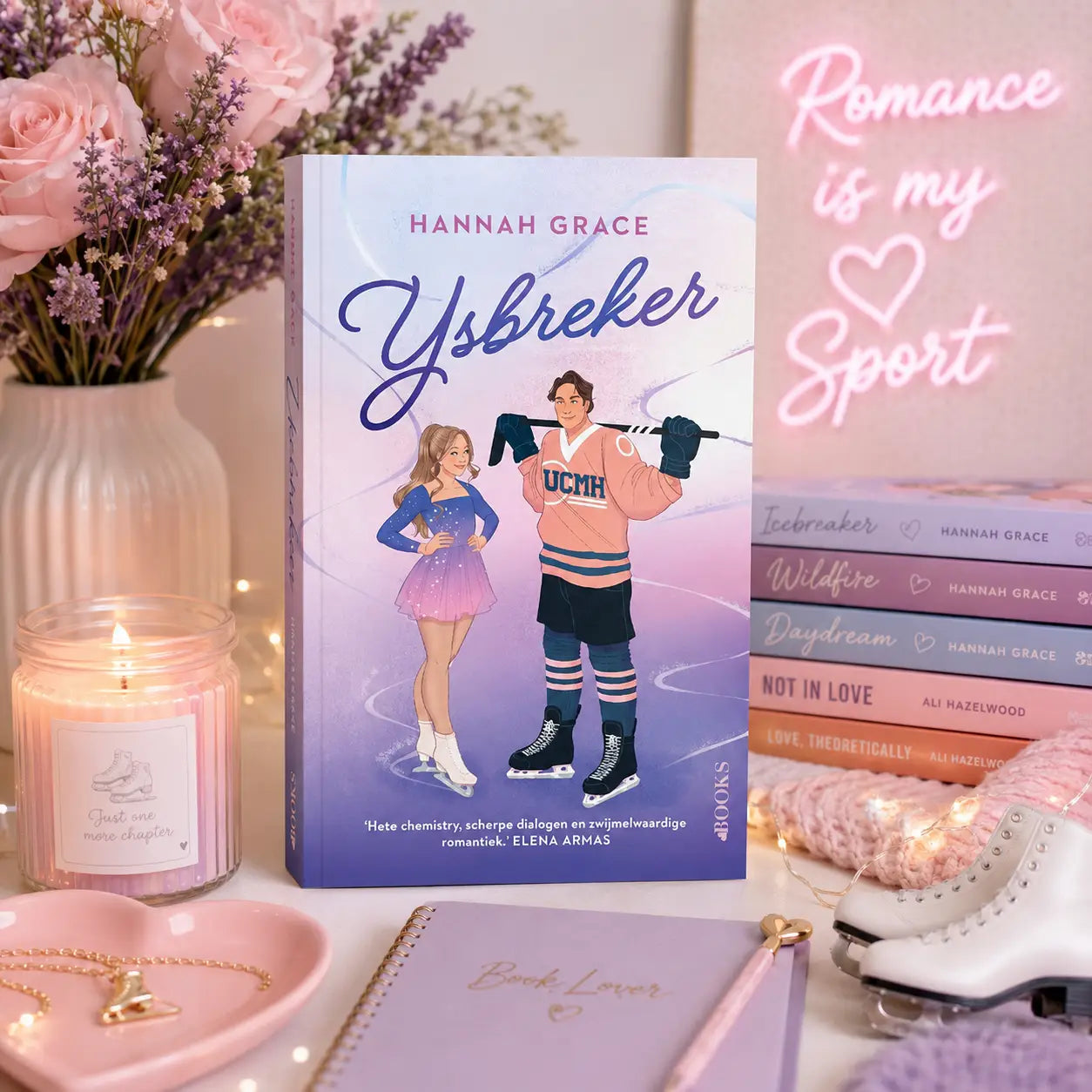 Illustratie van het boek ijsbreker van hannah grace met paars-roze omslag en cartoonfiguren in schaatspak