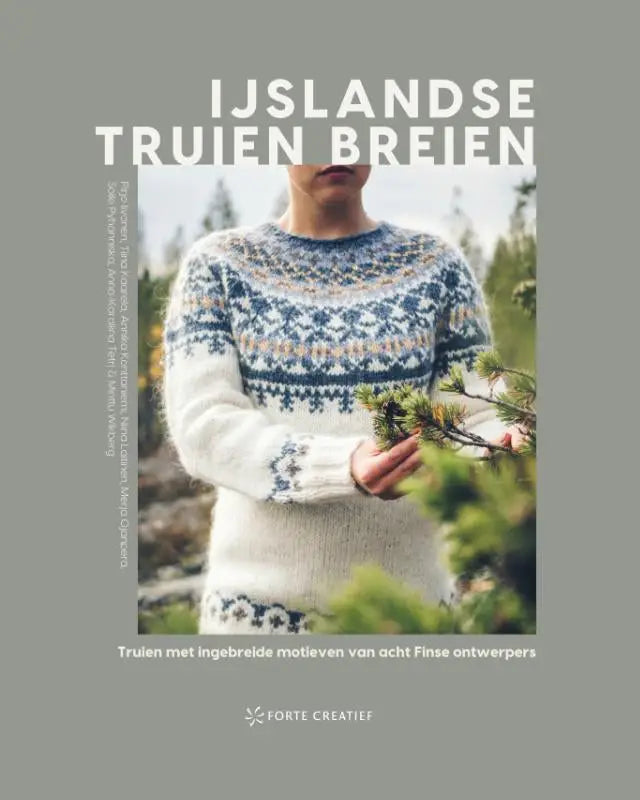 Een gezellige handgebreide ijslandse trui in crème en marineblauw met ingewikkelde fair isle patronen voor ijslandse truien breien