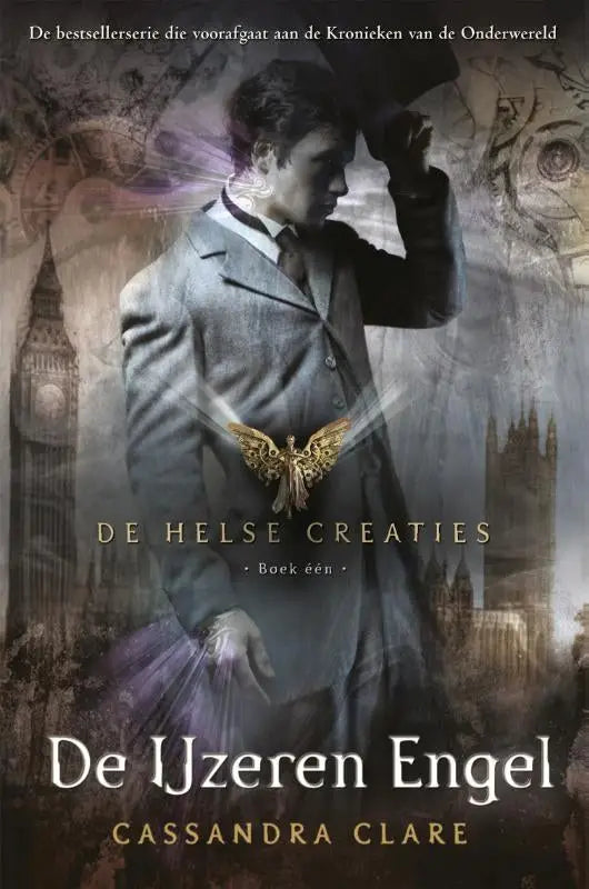 De cover van het boek de ijzeren engel van cassandra clare toont een man in een donkergrijs pak met goudborduursel en een gouden vogelembleem, helse creaties editie