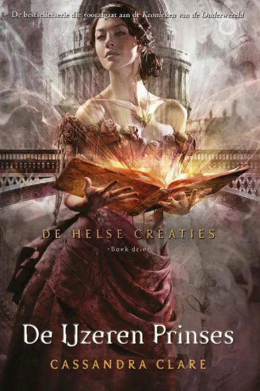 Een vrouw in een donkerrode, sierlijke jurk houdt een open boek dat straalt in ijzeren prinses van Cassandra Clare van helse creaties