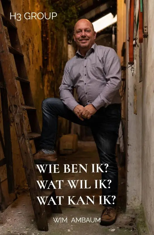 Een man in een lichtgrijs overhemd en donkere spijkerbroek leunt lachend tegen een oude houten ladder in wie ben ik wat wil ik wat kan ik van h3 group