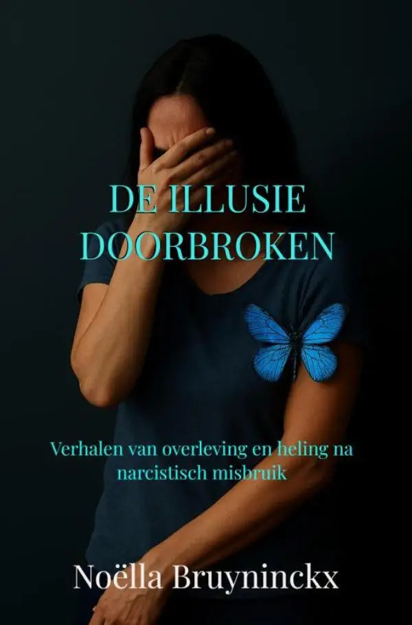 Donkerblauw t-shirt met een levendige blauwe vlinder rechtsboven, thema illusie doorbroken en narcistisch misbruik