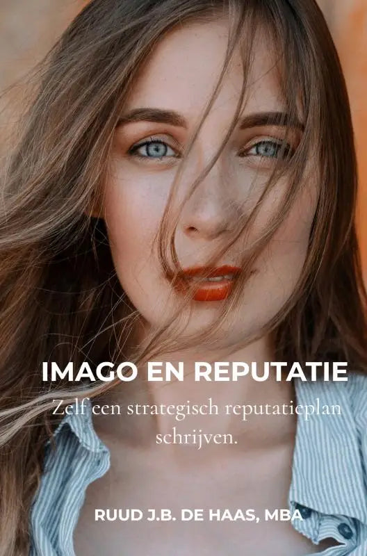 Vrouw met lang bruin haar en blauwe ogen in lichtblauw gestreept overhemd voor strategisch reputatieplan schrijven