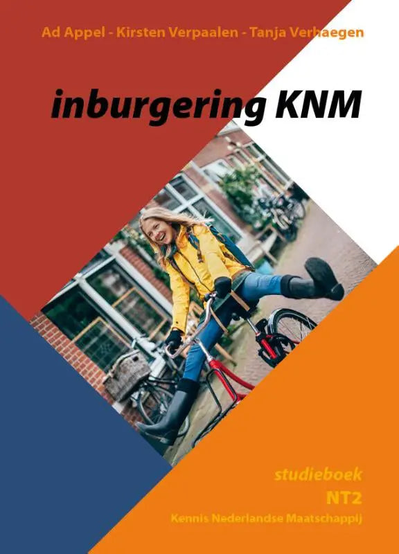 De cover van het inburgering knm studieboek nt2 toont een lachende vrouw in een gele jas op een rode fiets in een stedelijke omgeving