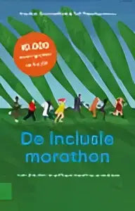 De inclusiemarathon toont een levendig groen grasveld met lopers en een banner van amsterdam university press met kauthar bouchallikht en zoë papaikonomou