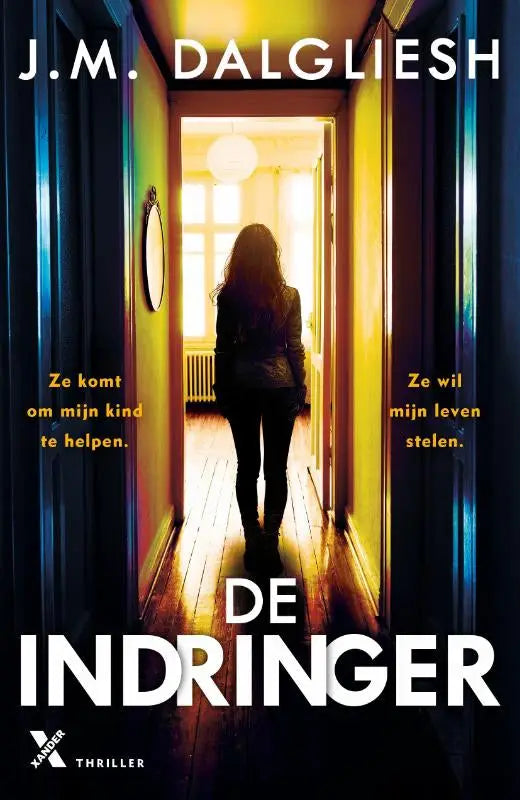 Boekcover van de thriller De indringer met de silhouet van een vrouw in donkere kleding in een gang naar een lichtdeur