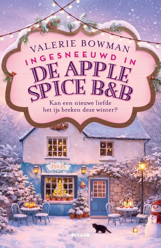 Een charmante blauw-witte cottage met besneeuwde daken en kerstverlichting bij de gezellige apple spice b&b