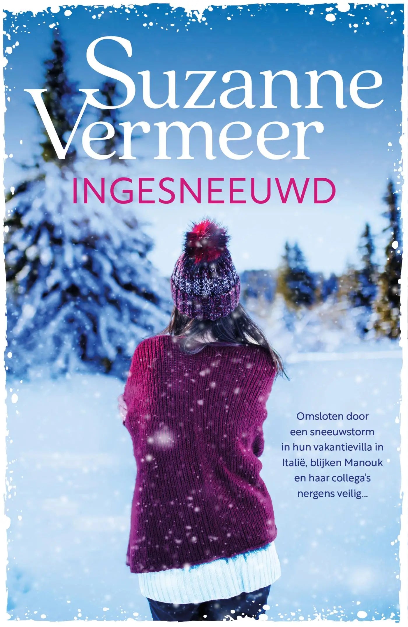 Persoon draagt een paarse gebreide beanie met een rode pompon in het product ingesneeuwd