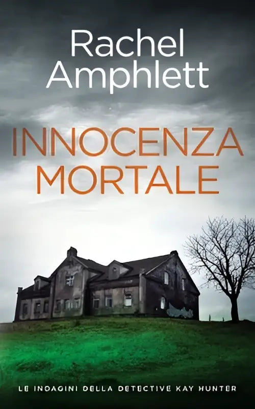 De boekcover van innocenza mortale door rachel amphlett toont een oud stenen huis op een groene heuvel onder een stormachtige lucht voor de indagini della detective della detective kay