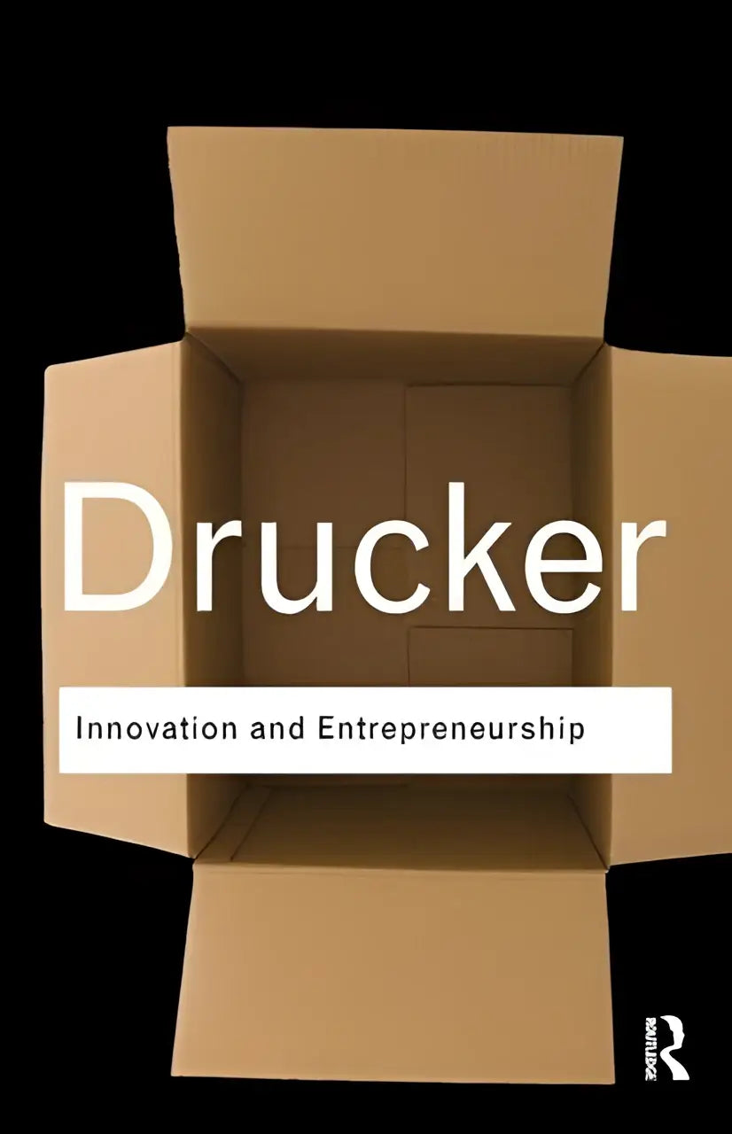 Open kartonnen doos met drucker en innovation and entrepreneurship tekst passend bij innovatie en ondernemerschap product