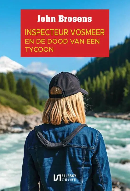 Persoon met zwarte baseballpet en blauwe denimjas met lelissy crime logo op de rug inspecteur vosmeer productzijde