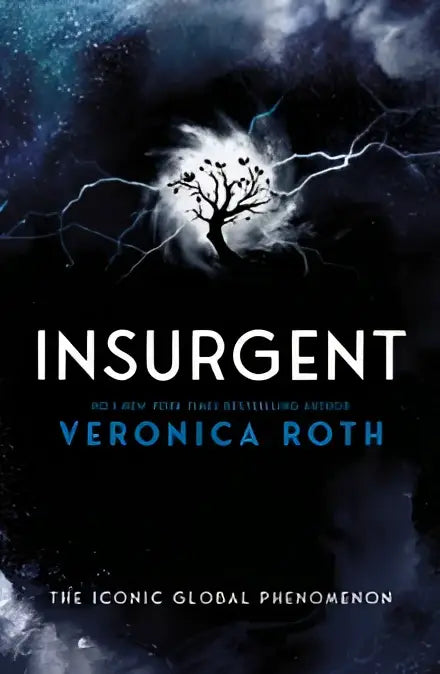 De boekomslag van insurgent door veronica roth toont een zwarte boom en donderwolken met bliksem en zij is centraal gesteld