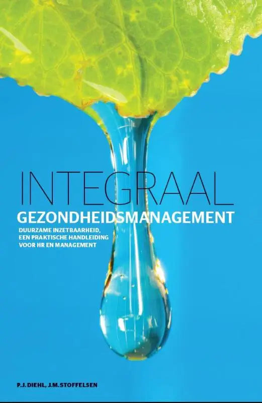 Integraal gezondheidsmanagement boek met levendig groen blad en waterdruppel tegen blauwe achtergrond