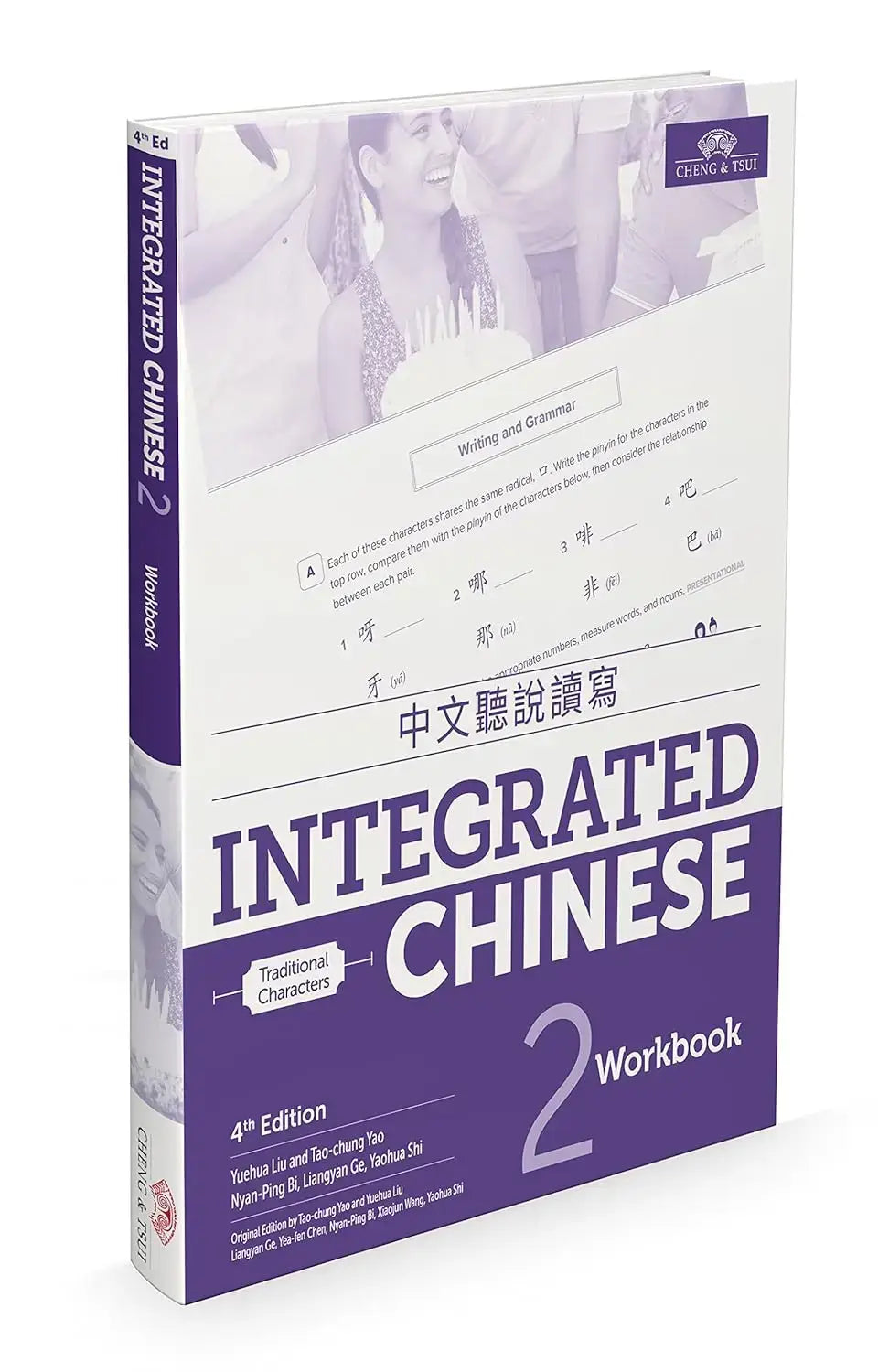 Paars omslagen werkboek integrated chinese level 2 met traditionele karakters en foto van lachende mensen op voorkant