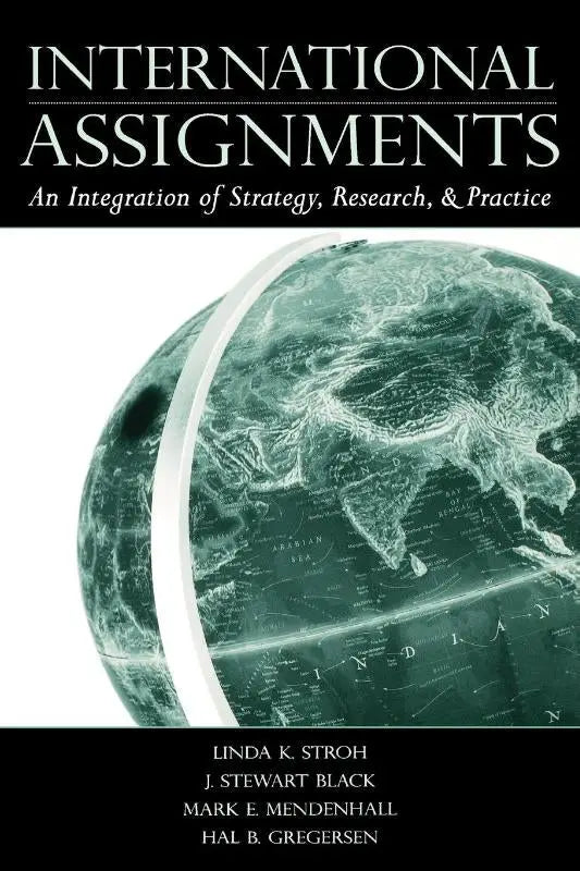 De boekomslag van International Assignments toont een globe met gedetailleerde groene kaartlijnen en zwarte randen, geschikt voor praktijk