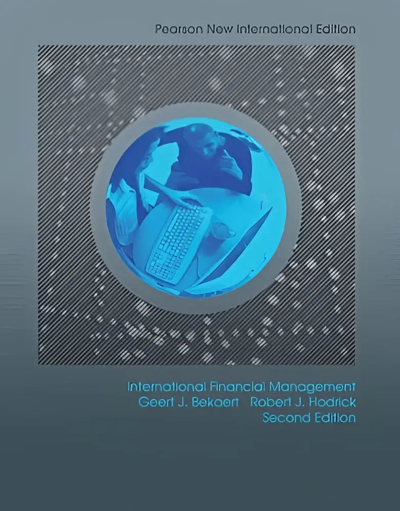 De boekcover van international financial management pearson new international edition toont een blauwe cirkel met twee mensen aan een computer