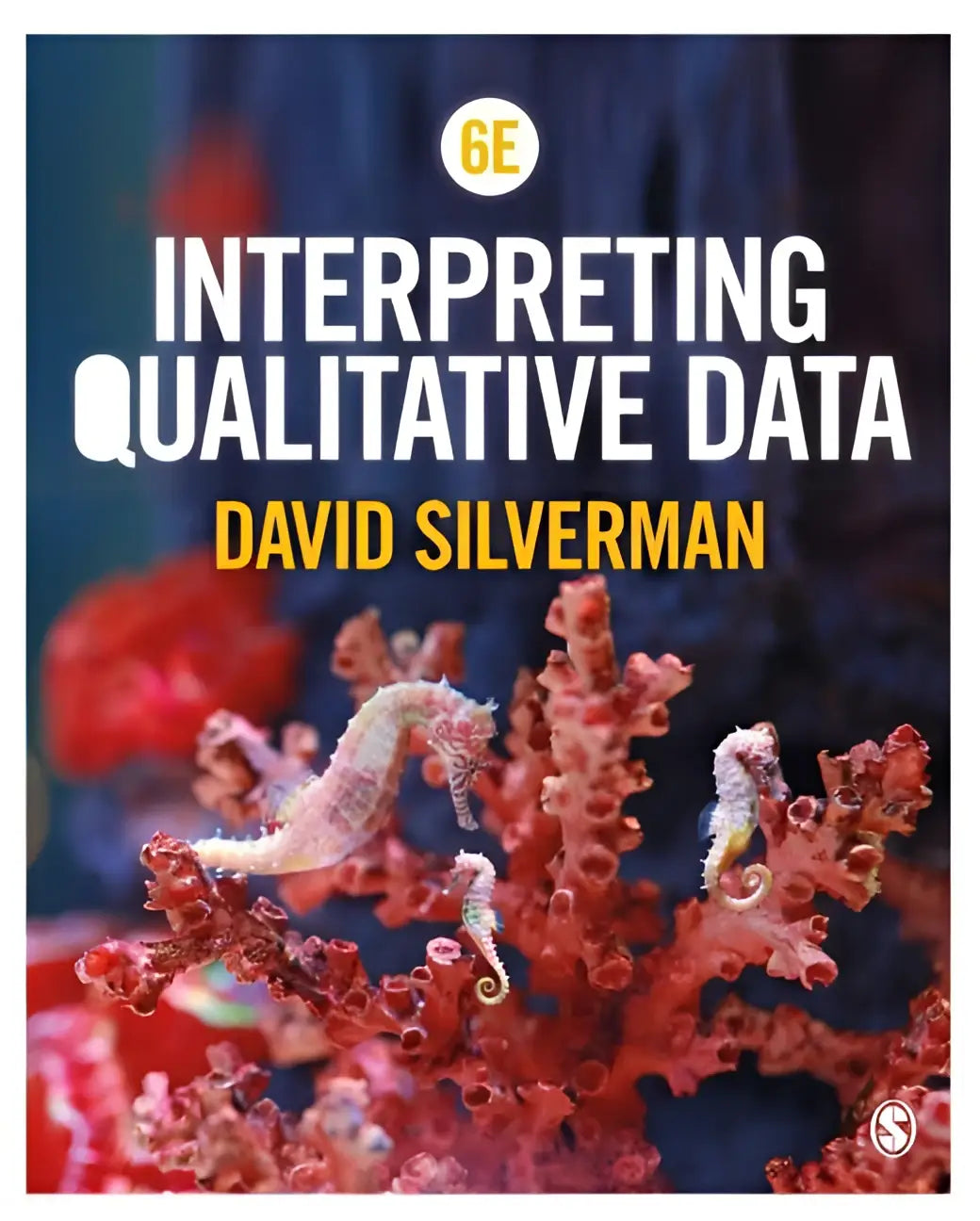 De boekcover van interpreting qualitative data toont een levendig koraalrif met doorschijnende roze zeepaardjes en rode koraal